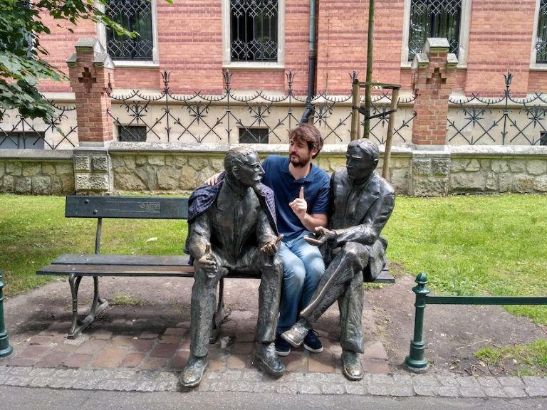 monumento a los matematicos polacos Stefan Banach y Otton Nikodym