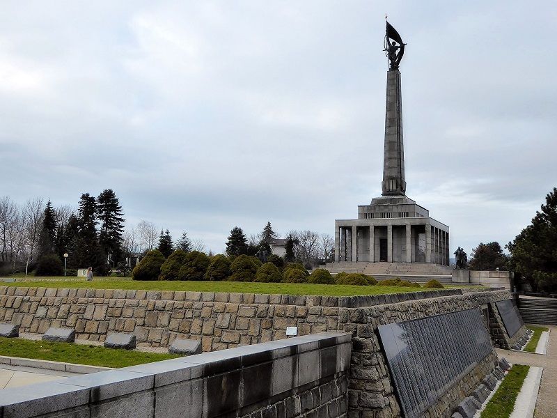 Bratislava - Denkmal und Soldatenfriedhof am Slavin-Huegel