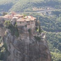 Guía para visitar los monasterios de METEORA en Grecia visitar monasterios meteora grecia