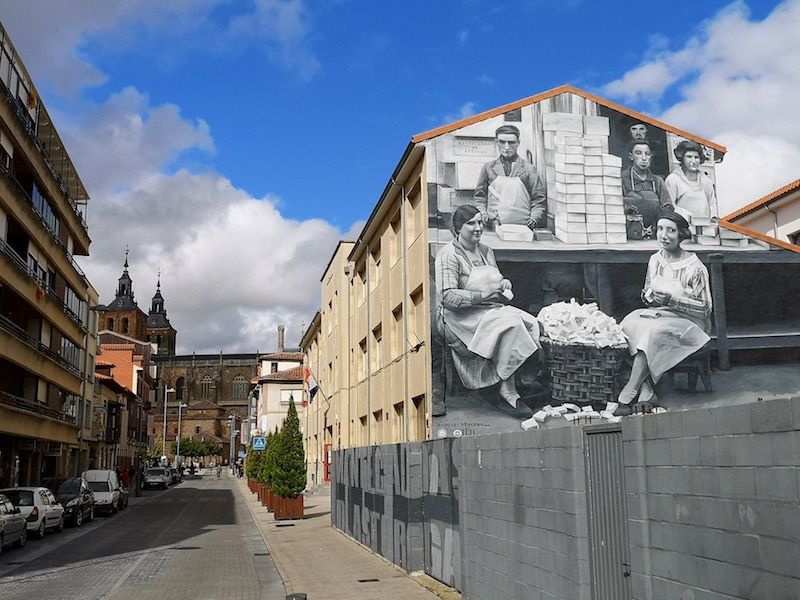 que ver en astorga mural cajilleras mantecadas