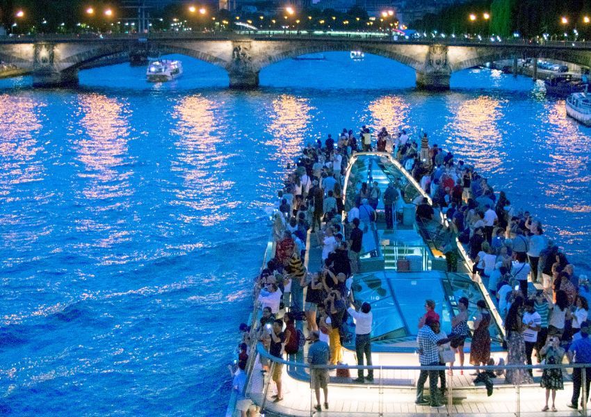 crucero turistas por el sena paris