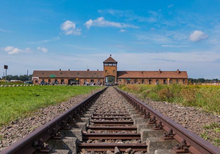 visitar-auschwitz-entrada