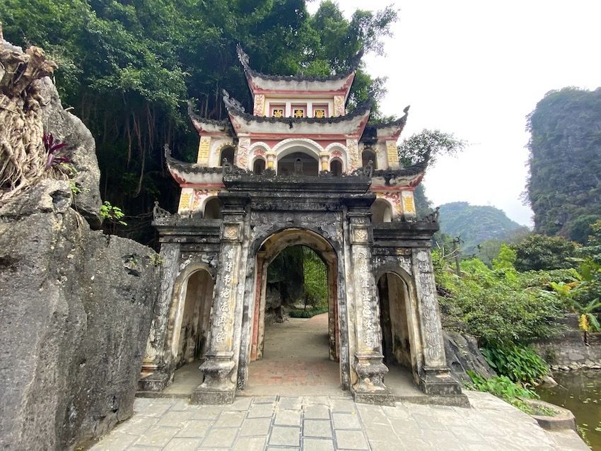 portada de la pagoda bich dong