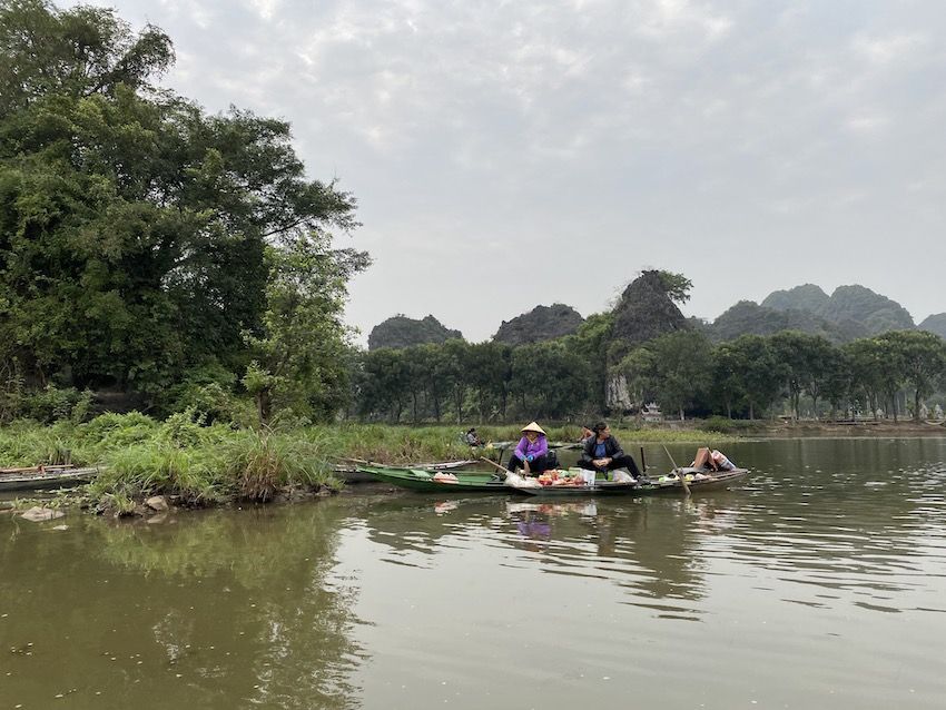 vendedoras en el rio ngo dong