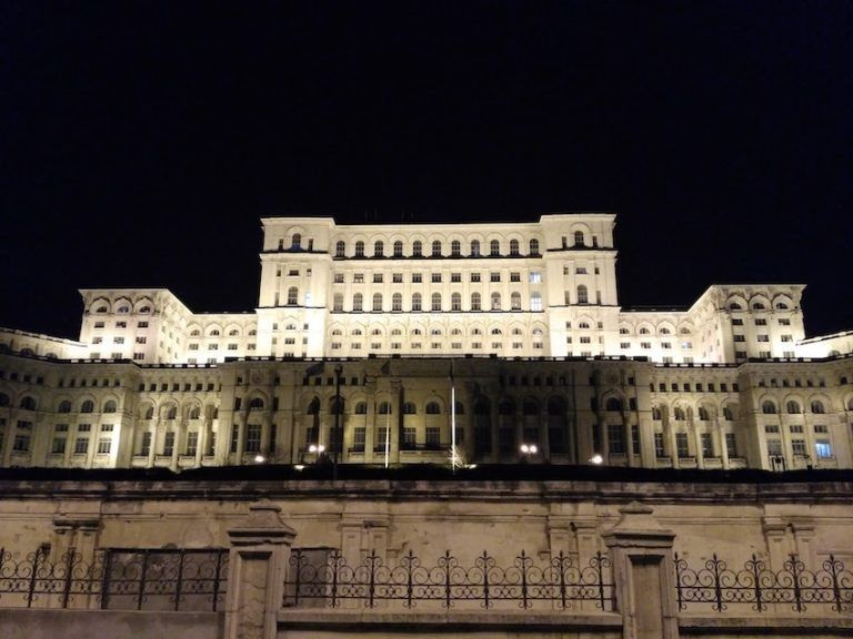 palacio parlamento de noche