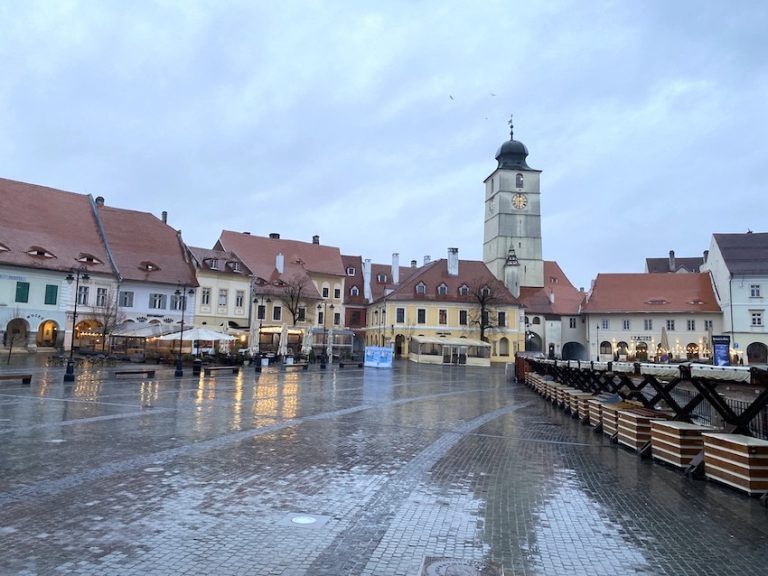 plaza chica y torre del consejo sibiu