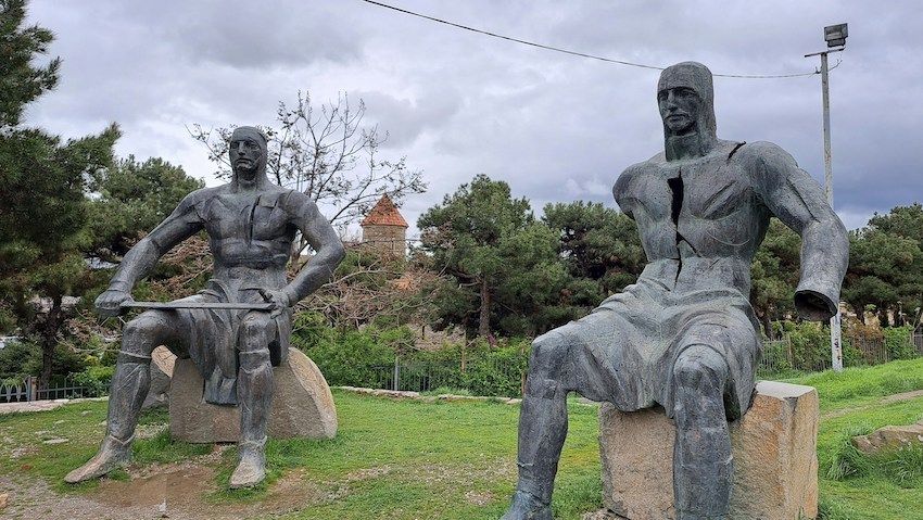 monumento heroes guerra gori
